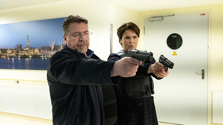 Erichsen (Armin Rohde) und Lisa (Barbara Auer) im Einsatz. Die beiden w&auml;ren so gern ein Paar, k&ouml;nnen aber privat nicht zueinander finden.