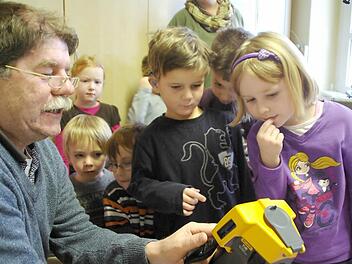 Leo Übelacker erklärt den Kindern in Obereschenbach die Infrarotkamera . Foto. Elisabeth Assmann
