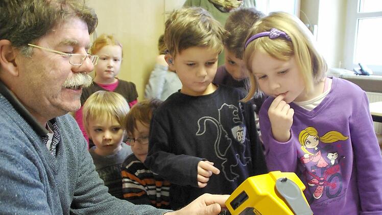 Leo Übelacker erklärt den Kindern in Obereschenbach die Infrarotkamera . Foto. Elisabeth Assmann