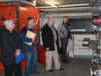 Bürgermeister Hermann Martin, Josef Kneuer, Klaus Dünisch und Ralf Nowak (von links) begutachten die Installation im Heizraum. Die Überdimensionierung der Heizung ist schon allein an der Vielzahl der Rohre und Leitungen ersichtlich. Foto: Katharina Becht