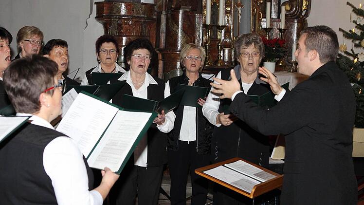 Der Volkschor Kronach lud unter Leitung von Andreas Thiel zu einem Weihnachtlichen Singen in die Klosterkirche ein.