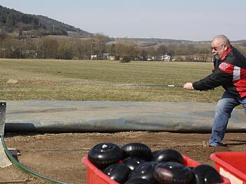 In der Vergangenheit konnten die Schweizer Hornusser ihr Trainingslager auf einer Wiese in der Unteren Au durchführen. Foto: Archiv/Arnold Nöth