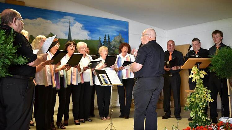 Der kleine Chor aus Unfinden unter der Leitung von Roland Kraft gratulierte dem Jubelverein hier mit dem Fliegermarsch.