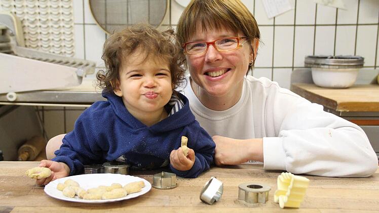 Naschen in der Backstube: Die kleine Mariem und ihre Mama Katrin Fumy freuen sich schon auf die Himmelswerkstatt. Foto: Sabine Memmel