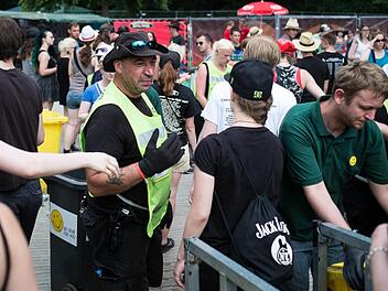 Am Einlass soll intensiver kontrolliert werden. Das kündigen die Veranstalter für Rock im Park 2016 an. Foto: Matthias Hoch
