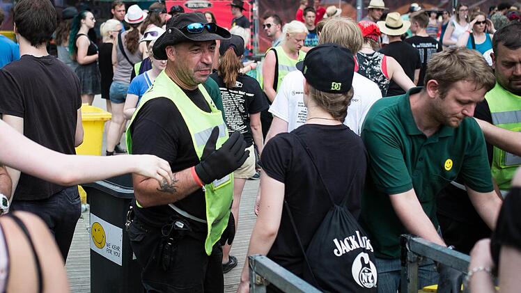 Am Einlass soll intensiver kontrolliert werden. Das kündigen die Veranstalter für Rock im Park 2016 an. Foto: Matthias Hoch