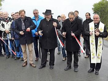 Die Gemeindeverbindungsstraße Weißenbrunn-Wildenberg ist nahezu fertiggestellt. Am Freitag fand deshalb eine kleine Übergabefeier statt. Der Verkehr wird allerdings erst ab Freitag, 28. Oktober, über die Straße rollen können, weil noch Restarbeiten zu machen sind.  Foto: Karl-Heinz Hofmann