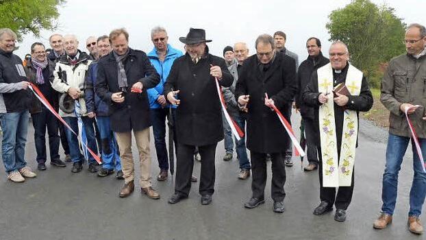 Die Gemeindeverbindungsstraße Weißenbrunn-Wildenberg ist nahezu fertiggestellt. Am Freitag fand deshalb eine kleine Übergabefeier statt. Der Verkehr wird allerdings erst ab Freitag, 28. Oktober, über die Straße rollen können, weil noch Restarbeiten zu machen sind.  Foto: Karl-Heinz Hofmann