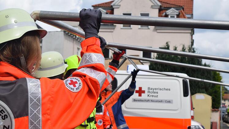 Damit auch im Ernstfall Verletzte in einem Zelt versorgt werden können, übt das Jugendrotkreuz Neustadt den Aufbau bei der Großübung. Foto: Daniela Pondelicek