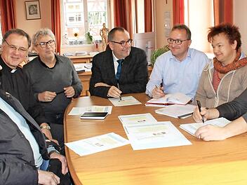 Stellten die Aktion "Gemeinsam in den Advent vor" (von links): Theo Wittmann, Vorsitzender der Werbegemeinschaft, Stadtpfarrer Georg Birkel, Pfarrer Matthias Hagen, Bürgermeister Jürgen Kohmann, Markus Alin, Susanne Mayr und Achim Izejroski. Foto: Gerda Völk