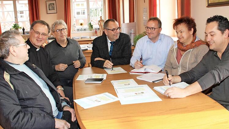 Stellten die Aktion "Gemeinsam in den Advent vor" (von links): Theo Wittmann, Vorsitzender der Werbegemeinschaft, Stadtpfarrer Georg Birkel, Pfarrer Matthias Hagen, Bürgermeister Jürgen Kohmann, Markus Alin, Susanne Mayr und Achim Izejroski. Foto: Gerda Völk