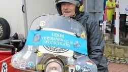 Friedrich Meier aus Serkendorf und seine Vespa, die im Jahr 1976 gebaut wurde