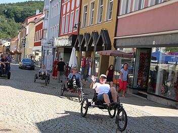 Bequem mit dem Liegefahrrad: Am Donnerstag um 15 Uhr startete die Gruppe zu ihrer ersten Etappe. Foto: Ulrike Müller