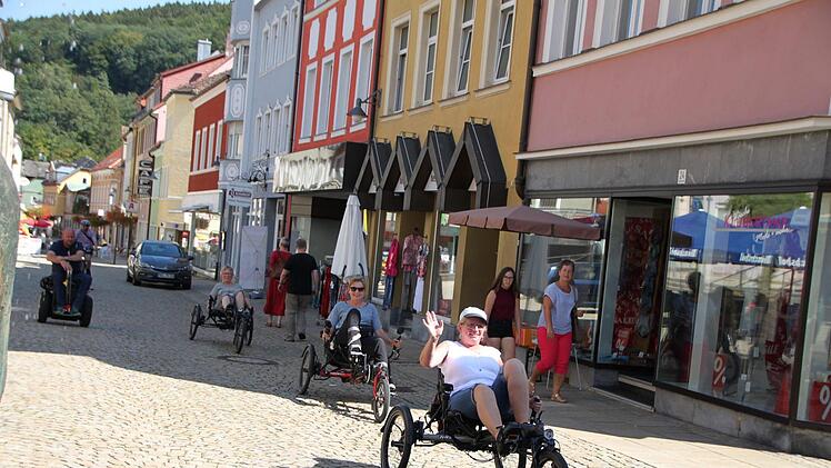 Bequem mit dem Liegefahrrad: Am Donnerstag um 15 Uhr startete die Gruppe zu ihrer ersten Etappe. Foto: Ulrike Müller