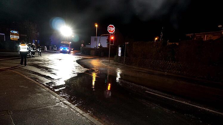 Nach einem Wasserrohrbruch in Herzogenaurach am Freitagabend waren rund 2500 Menschen ohne Wasseranschluss. Foto: Richard S&auml;nger