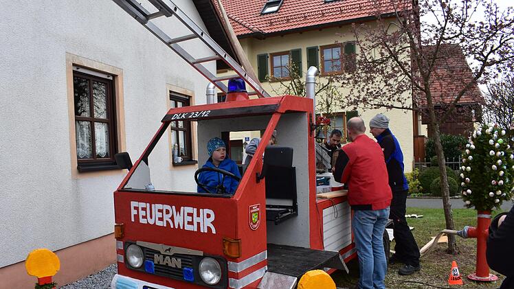 Ein Feuerwehrauto wurde gebaut. Foto: Petra Malbrich