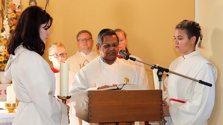Pfarrer Jeremias beim Festgottesdienst St. Anna in Weppersdorf, dahinter Pfarrer Ringer Foto: Johanna Blum