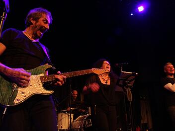 Neben den Bands "Sledge" und "6 Feet Four" spielten zum Abschluss Oliver Steffen und Rock Galaxy. Fotos: Yannick Hupfer