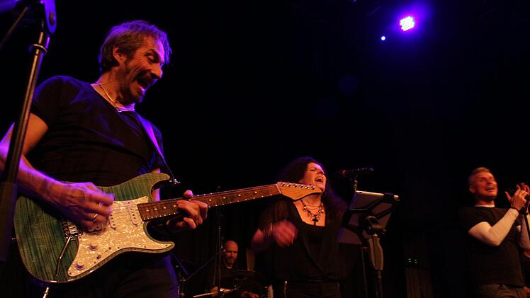 Neben den Bands "Sledge" und "6 Feet Four" spielten zum Abschluss Oliver Steffen und Rock Galaxy. Fotos: Yannick Hupfer