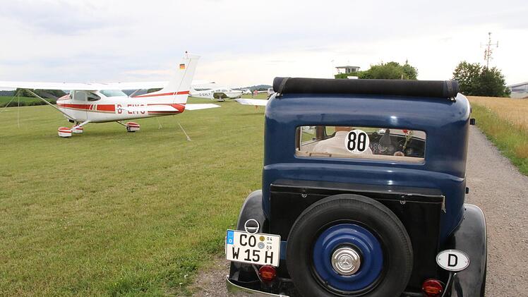 Der Benz 170 mit stehendem Kofferraum und Reserverad dahinter Foto: Desombre