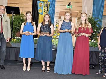Als Schulbeste der Staatlichen Realschule des Jahrgangs 2020/21 erhielten (v.l.) Elina Herrmann, Hanna H&ouml;ppel, Katharina Geyer und Jule Dorfh&ouml;fer von Landrat Christian Mei&szlig;ner und der Realschuldirektorin Monika Geiger Auszeichnungen.
