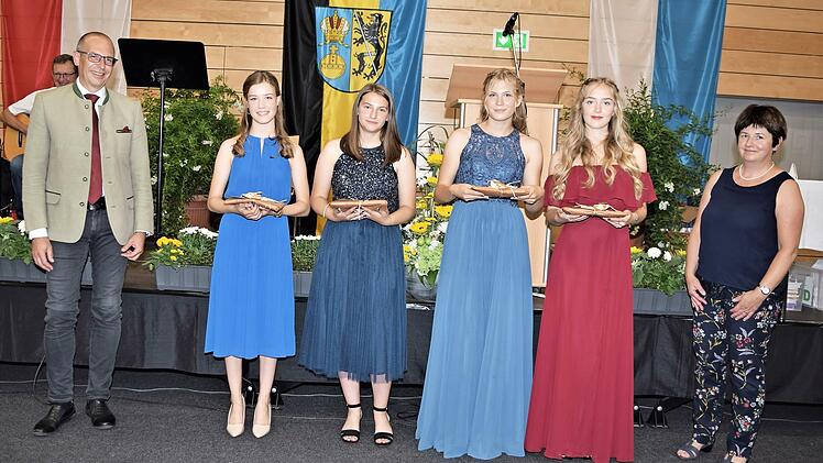 Als Schulbeste der Staatlichen Realschule des Jahrgangs 2020/21 erhielten (v.l.) Elina Herrmann, Hanna Höppel, Katharina Geyer und Jule Dorfhöfer von Landrat Christian Meißner und der Realschuldirektorin Monika Geiger Auszeichnungen.