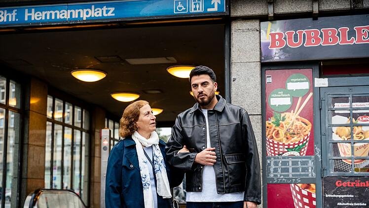 Content-Creator Tahsim Durgun macht mit seiner Tante Zeynep in der Comedy-Reportage "Deutschland, ich k&uuml;ss dein Herz" einen Roadtrip durch Deutschland.
