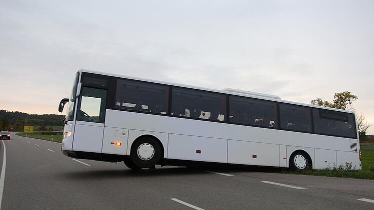 Kreis Ansbach: Bus h&auml;ngt nach Man&ouml;ver quer auf Landstra&szlig;e fest