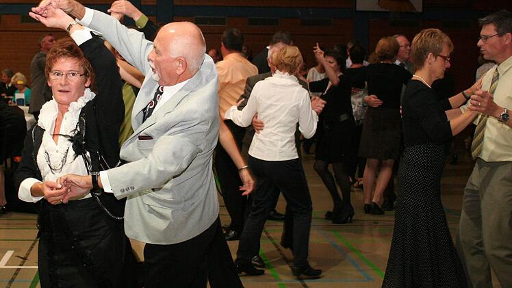 Die Tanzbegeisterten nahmen  den Landkreis-Ball als eines der ersten Angebot der neueröffneten Ballsaison gern an.