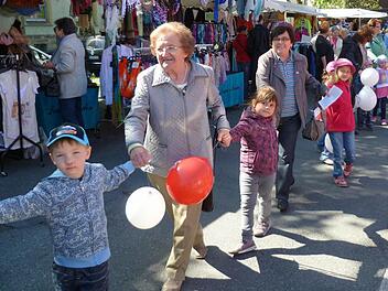 In Kronach zog zum Auftakt des örtlichen Familienportals heuer eine Menschenschlange - bestehend aus mehreren Generationen - über den Markt auf dem Kaulanger. Foto: Archiv/Igler