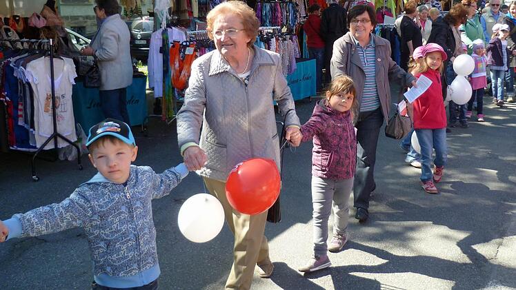In Kronach zog zum Auftakt des örtlichen Familienportals heuer eine Menschenschlange - bestehend aus mehreren Generationen - über den Markt auf dem Kaulanger. Foto: Archiv/Igler