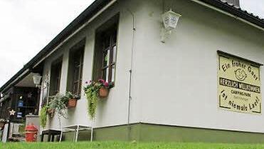 "Ein froher Gast ist niemals Last" ziert die Fassade des Restaurants.