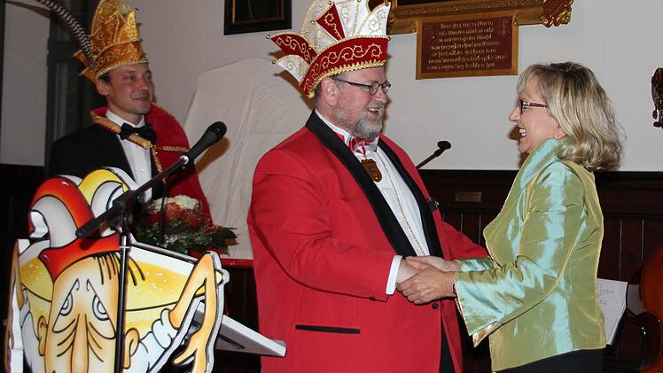 Präsident Uli Böhm dankte der langjährigen Kartenvorverkäuferin Karin Spindler.