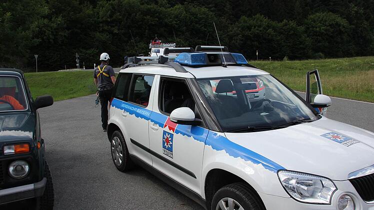 Rettungsdienst und Bergwacht treffen am Rettungspunkt bei der Neumühle an der Bundesstraße 173 östlich von Wallenfels ein.  Foto: Friedwald Schedel