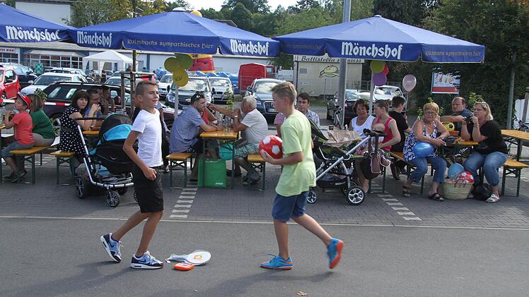 Die Kleinen und die Großen kamen beim Fest für die Kindergartenkinder bei Edeka Seidl auf ihre Kosten.