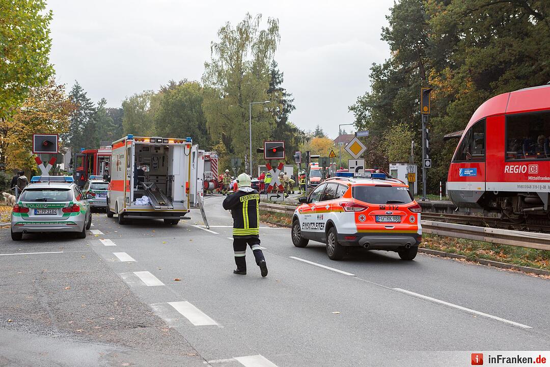 BMW kracht an Bahnübergang gegen Leitplanke