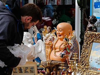 Stöbern, finden, freuen: Der Antikmarkt zog wieder einmal Tausende Besucher an. Feilgeboten wurden antike Schätzchen. Foto: Matthias Hoch