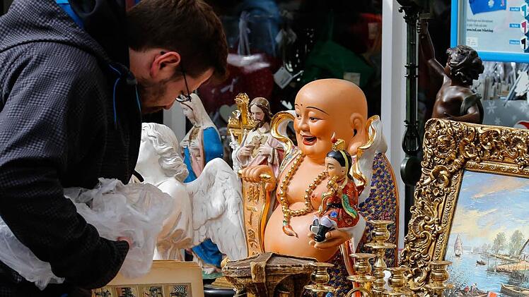 Stöbern, finden, freuen: Der Antikmarkt zog wieder einmal Tausende Besucher an. Feilgeboten wurden antike Schätzchen. Foto: Matthias Hoch
