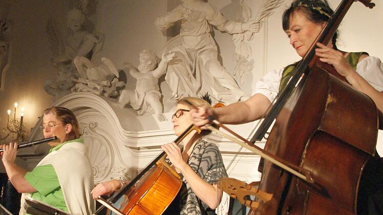 Allein musikalisch war der Abend mit dem "Damensalonorchester" - hier Heike Wetzel, Irene von Fritsch und Lizzy Aumeier (von links) - schon ein Hochgenuss. Foto: Mario Deller