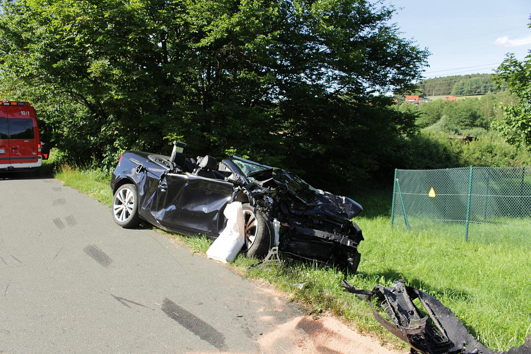 Pegnitz: Cabrio kracht frontal in Lkw