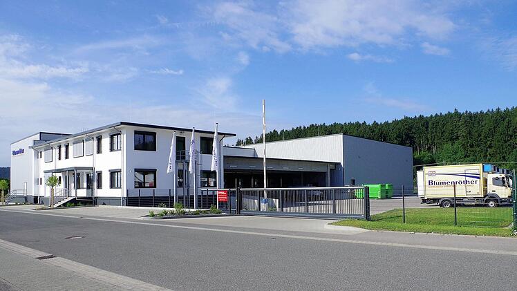Am Samstag wurde der eindrucksvolle Firmenneubau der Edgar Blumenröther Großhandel OHG im Stockheimer Industriegebiet eingeweiht. Fotos: Gerd Fleischmann