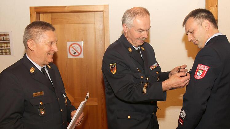 Markus Kreidler von der Feuerwehr Rossach wurde aufgrund seiner Verdienste durch den Kreisbrandrat Manfred Lorenz und KBI Reinhard Hartung mit Ehrenzeichen des Kreisfeuerwehrverbandes in Bronze ausgezeichnet. Foto: Michael Stelzner