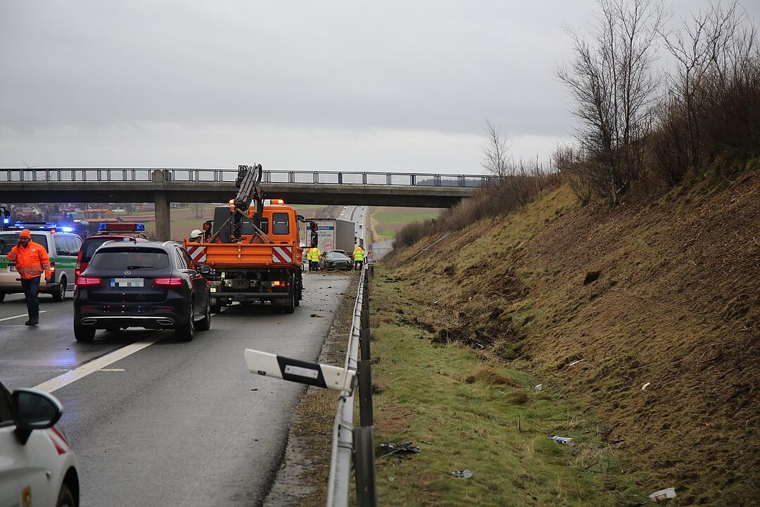 Unfall auf der A9: Familie mit Säugling schwer verletzt
