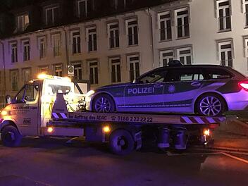 Das Polizeiauto, das bei dem Großeinsatz in Kulmbach von dem  Flüchtigen gestohlen und beschädigt worden war, wird abtransportiert. Foto: Radio Plassenburg
