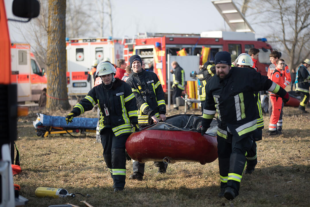 Person bricht in Altmühlsee ein