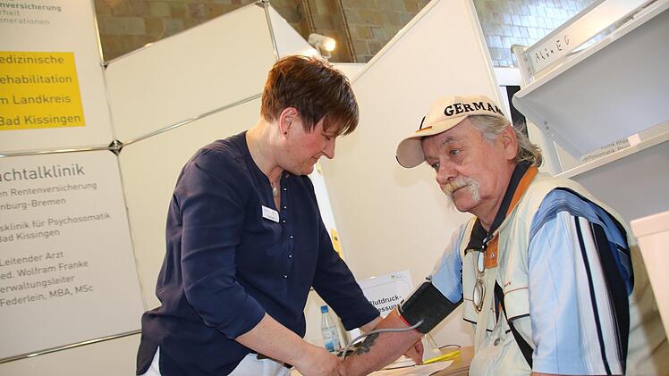 Simone Kröckel (links) von der Franken-Klinik misst den Blutdruck von Messe-Besucher Olaf Lenz aus Bad Kissingen. Foto: Ralf Ruppert