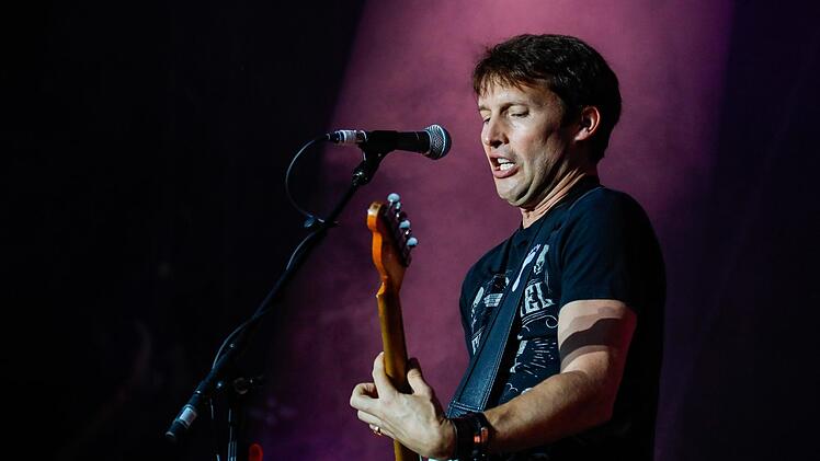 Umjubeltes Konzert: James Blunt begeisterte 6000 Besucher auf dem Coburger Schlossplatz.  Foto: Matthias Hoch