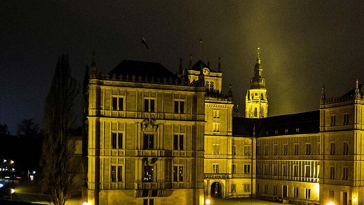 Der Traum von den Coburger Sommerfestspielen im Hof der Ehrenburg sind zerstoben.  Die düsteren Plakate, die schwärzliche Ästhetik , eine deprimierende "Zauberflöte" tuen das Ihre, um die Stimmung niederzudrücken. Jochen Berger/Carolin Herrmann