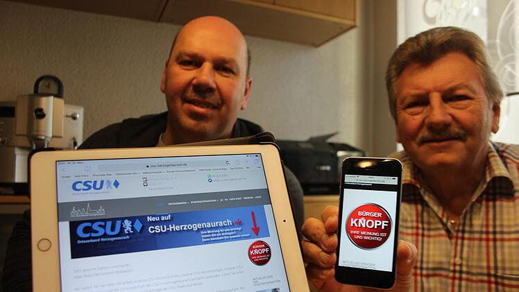 Walter Drebinger, stellvertretender Fraktionsvorsitzender und Konstrukteur des Bürgerknopfs, präsentiert gemeinsam mit Fraktionschef Bernhard Schwab die Errungenschaft der Herzogenauracher CSU.  Foto: Bernhard Panzer
