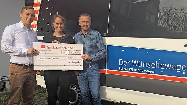 Thomas Winkler (l.) und Peter Wartenfelser (r.) vom NAF-Betriebsrat haben die Spende an Caterina Hertweck &uuml;bergeben.  Foto: ASB Bayern